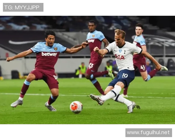 足球明星对阵曼联精彩比分回顾与赛季表现分析